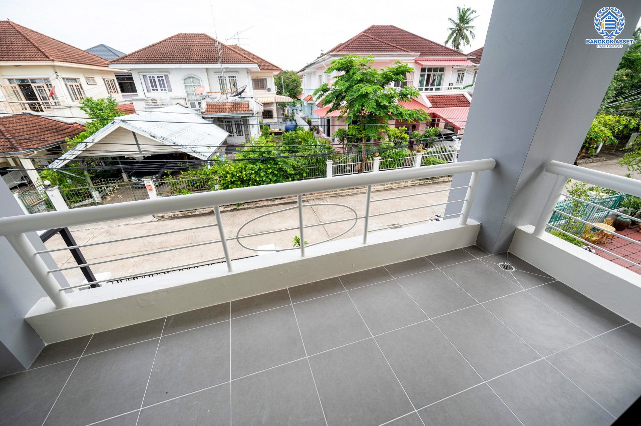 บ้านมือสองตกแต่งใหม่ โครงการ วรารมย์ เพชรเกษม81 แบรนด์ Q.House รองรับทุกความสุขใกล้ส่วนกลาง เนื้อที่ 64.1 ตร.ว. ฟังก์ชัน 4 ห้องนอน 3 ห้องน้ำ 1 ห้องอเนกประสงค์ จอดรถได้ 2 คัน บนทำเลใกล้ The Mall บางแค และเชื่อมต่อ ถนนกาญจนาฯ ถนนบางบอน และถนนพุทธมณฑลสาย4